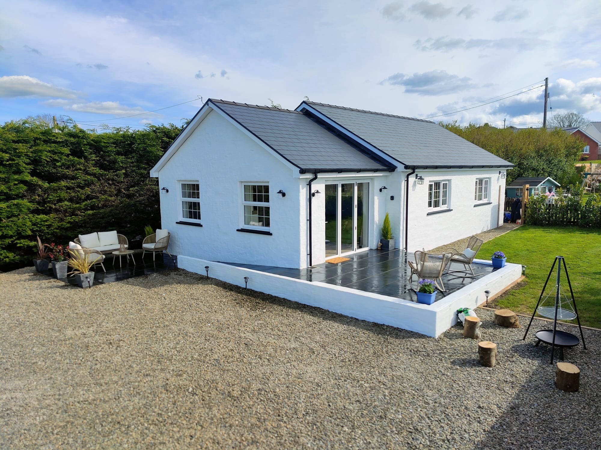 Enclosed garden, patio, seating & BBQ